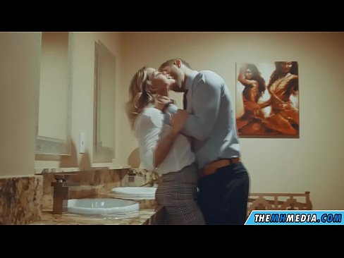 ❤️ Quando uma loira peituda o seduz em um banheiro público Porno real em pt-br.valeshop.top ❤
